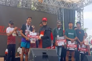 Penyerahan hadiah kepada para pemenang kategori umum Merdeka Coffee Trail Run di Embung Gogoniti, Kabupaten Blitar, Minggu (23/8/2026).