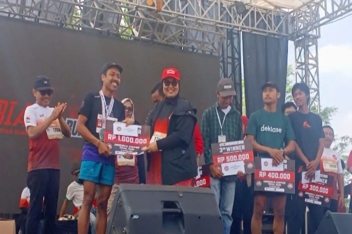 Penyerahan hadiah kepada para pemenang kategori umum Merdeka Coffee Trail Run di Embung Gogoniti, Kabupaten Blitar, Minggu (23/8/2026).