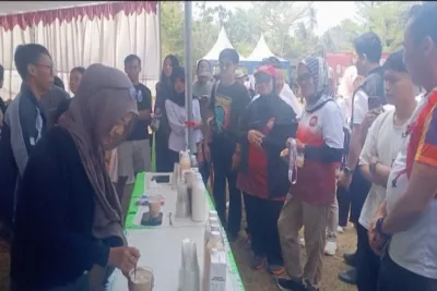 Peserta dan pengunjung menikmati sajian kopi di stan UMKM dalam gelaran Merdeka Coffee Trail Run di Embung Gogoniti.
