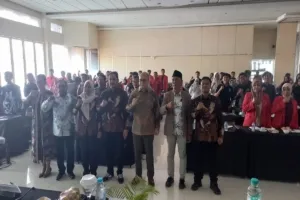 Romy Soekarno bersama jajaran Bawaslu dan peserta Gen Z dalam kegiatan Sosialisasi dan Penguatan Pengawasan Partisipatif Pemilu 2029 di Kota Blitar, Sabtu (19/9/2026).