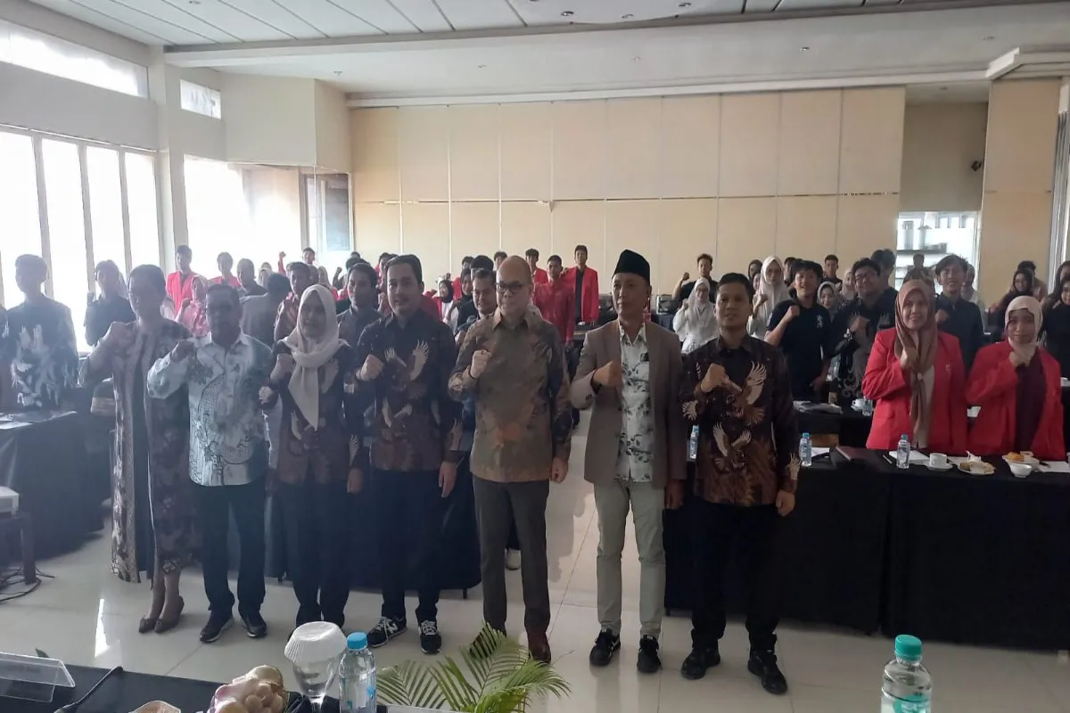 Romy Soekarno bersama jajaran Bawaslu dan peserta Gen Z dalam kegiatan Sosialisasi dan Penguatan Pengawasan Partisipatif Pemilu 2029 di Kota Blitar, Sabtu (19/9/2026).